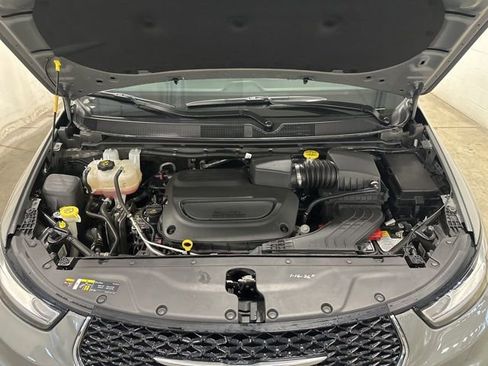 Used 2025 Chrysler Pacifica Select image 39