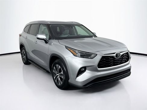Used 2022 Toyota Highlander XLE FWD image 9