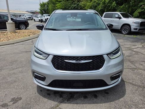 Used 2024 Chrysler Pacifica Limited FWD image 2