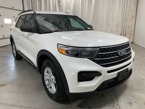 Used 2022 Ford Explorer XLT image 2