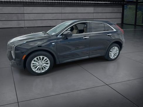 Used 2024 Cadillac XT4 Luxury w/ Cold Weather Package FWD image 5
