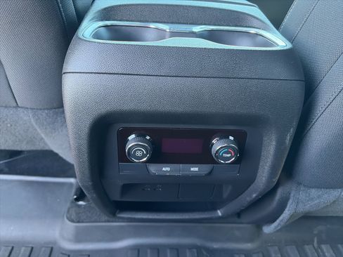 Used 2025 Chevrolet Traverse LT image 10