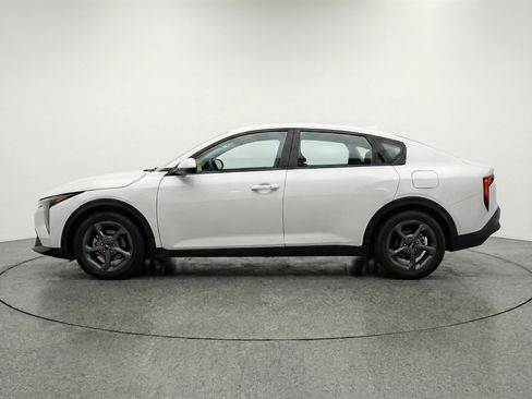 Used 2025 Kia K4 LXS image 5