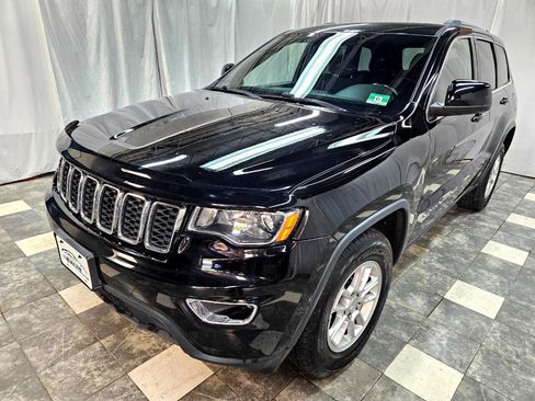 Used 2018 Jeep Grand Cherokee Laredo image 2
