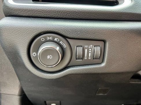 Used 2025 Chrysler Pacifica Limited FWD image 10