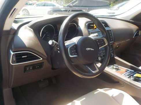 Used 2018 Jaguar F-PACE Prestige image 11