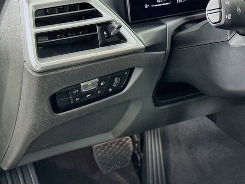 Used 2025 BMW 330i Sedan w/ M Sport Package image 10