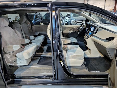 Used 2015 Toyota Sienna LE FWD image 24