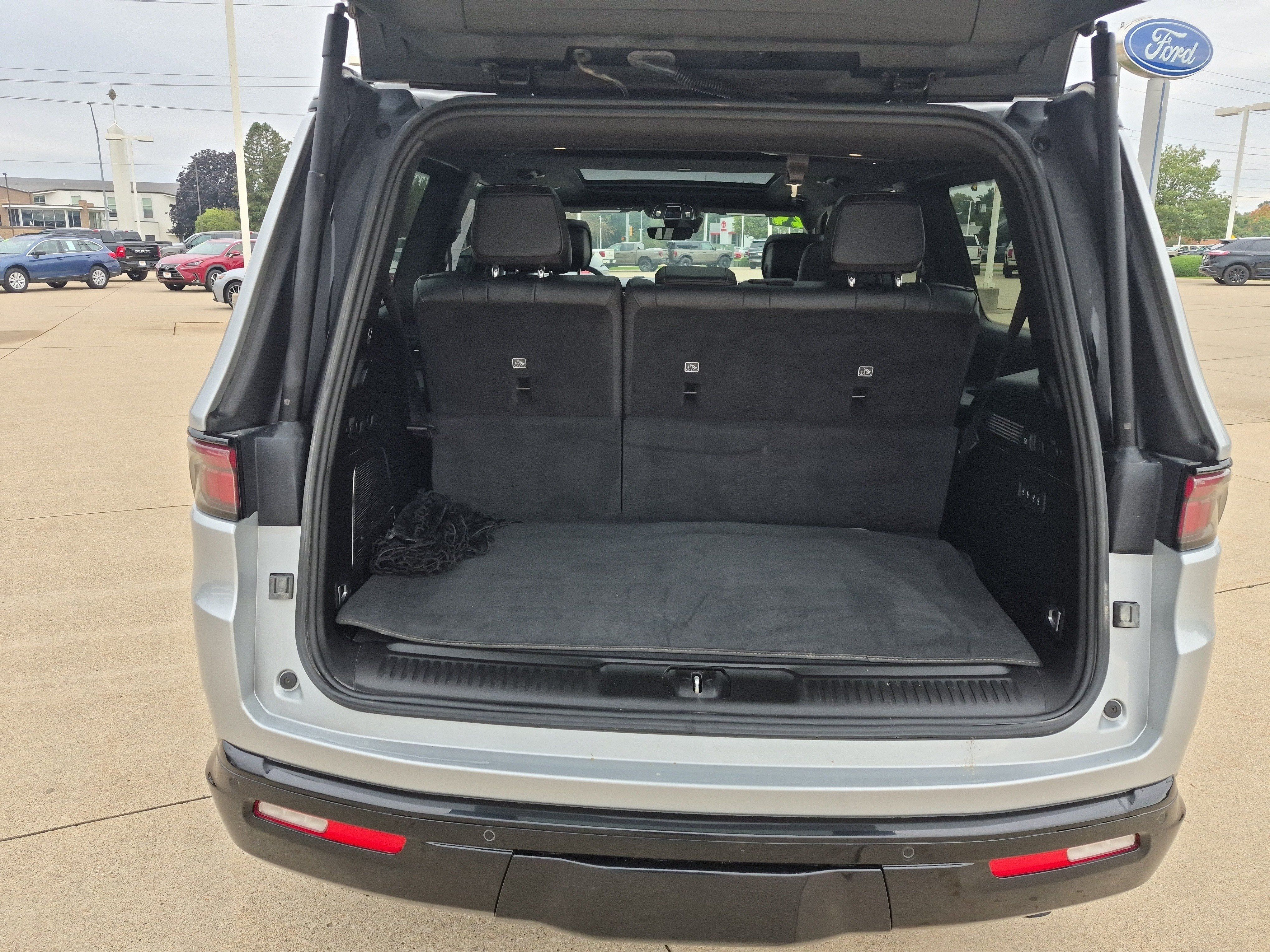 Used 2024 Jeep Wagoneer Series II AWD/4WD image 6