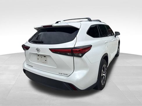 Used 2022 Toyota Highlander XLE AWD/4WD image 7