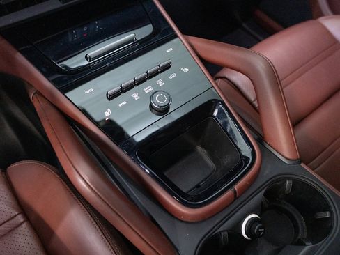 Certified 2024 Porsche Cayenne Base image 14