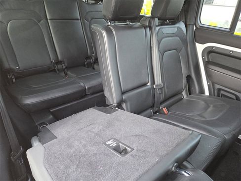 Used 2024 Land Rover Defender 130 X-Dynamic SE image 18