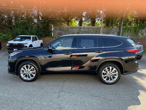 Used 2023 Toyota Highlander Limited FWD image 7