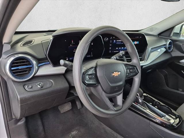 Used 2025 Chevrolet Trax LT FWD image 10