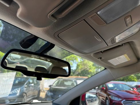 Used 2017 Hyundai Elantra Limited image 18