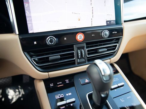 Certified 2025 Porsche Macan image 16