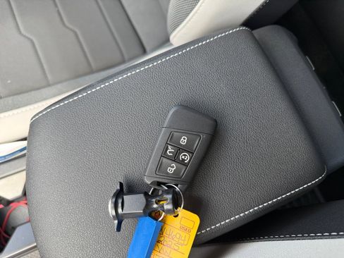 Used 2025 Volkswagen Taos SE w/ Panoramic Sunroof Package image 33