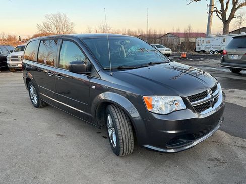 Used 2014 Dodge Grand Caravan SE image 3