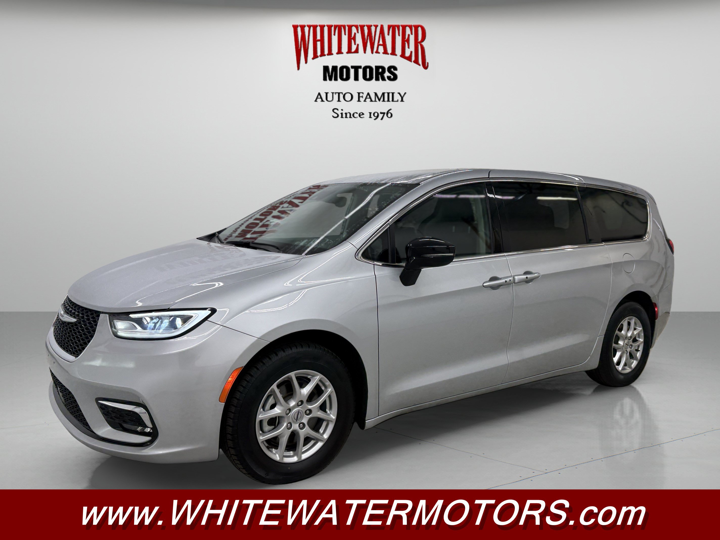 Used 2024 Chrysler Pacifica Touring-L FWD image 1