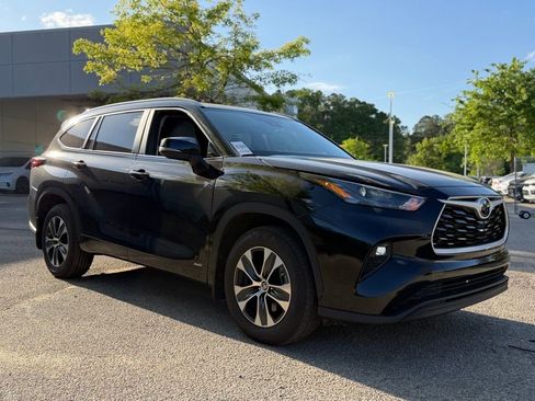 Used 2025 Toyota Highlander XLE image 4