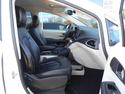 Certified 2024 Chrysler Pacifica Touring-L image 28