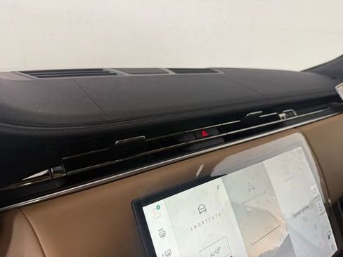 New 2025 Land Rover Range Rover Long Wheelbase SE image 31