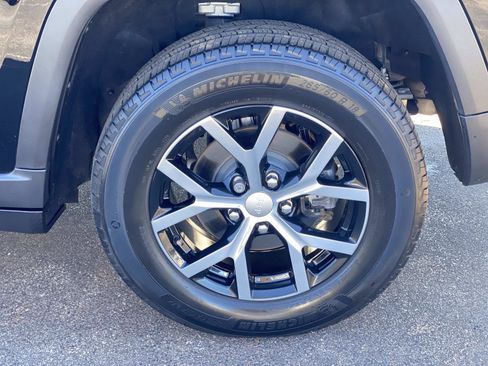 Certified 2023 Jeep Grand Cherokee Limited image 16