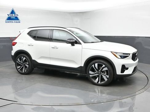 Used 2023 Volvo XC40 B5 Plus AWD/4WD image 1