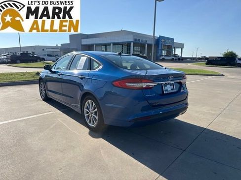 Used 2017 Ford Fusion SE FWD image 4