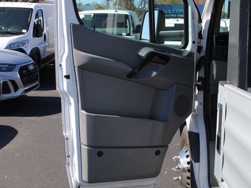 Used 2015 Freightliner Sprinter 3500 image 15