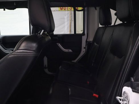 Used 2018 Jeep Wrangler Unlimited Sahara w/ Connectivity Group image 14