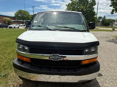 Used 2017 Chevrolet Express 3500 RWD image 2