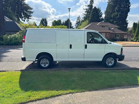 Used 2009 GMC Savana 3500 RWD image 6