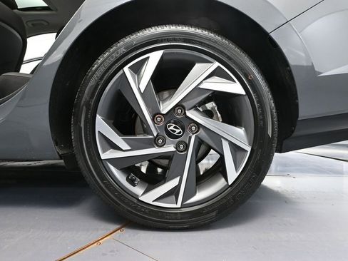 Used 2025 Hyundai Elantra SEL FWD image 13