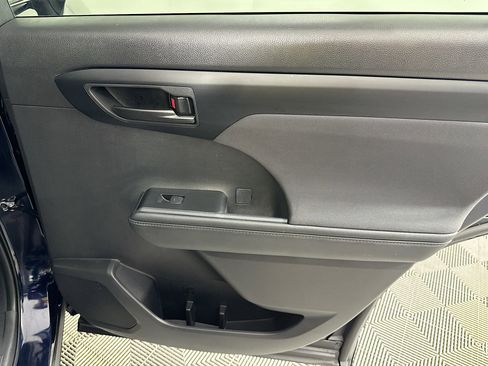 Used 2025 Toyota Highlander LE FWD image 27