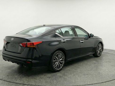 Used 2025 Nissan Altima 2.5 SV image 9