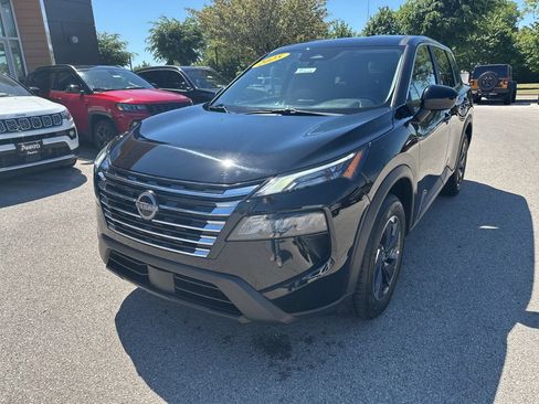 Used 2025 Nissan Rogue SV FWD image 2