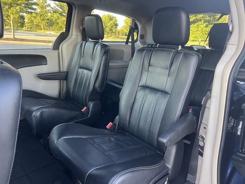 Used 2014 Chrysler Town & Country Touring FWD image 14