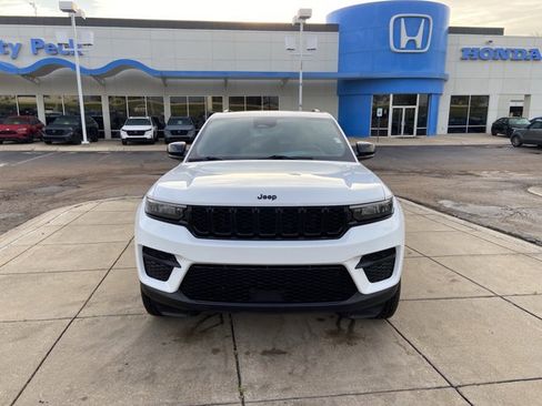 Used 2024 Jeep Grand Cherokee Altitude image 3