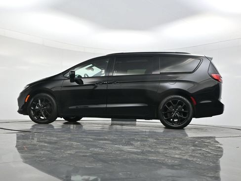 Used 2025 Chrysler Pacifica Limited FWD image 47