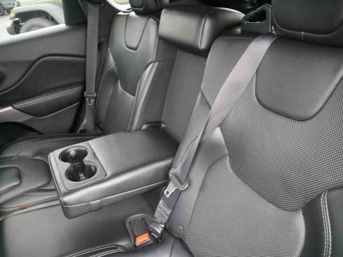 Used 2019 Jeep Cherokee Limited image 17