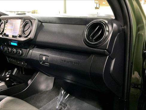 Used 2021 Toyota Tacoma TRD Sport w/ Technology Package image 15