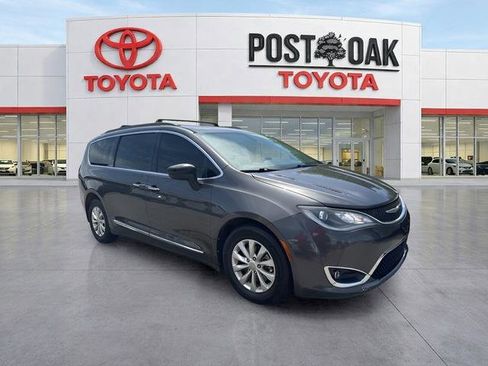 Used 2017 Chrysler Pacifica Touring-L FWD image 1