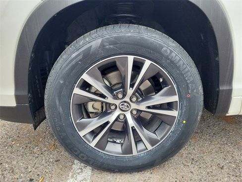 Used 2018 Toyota Highlander Plus image 32