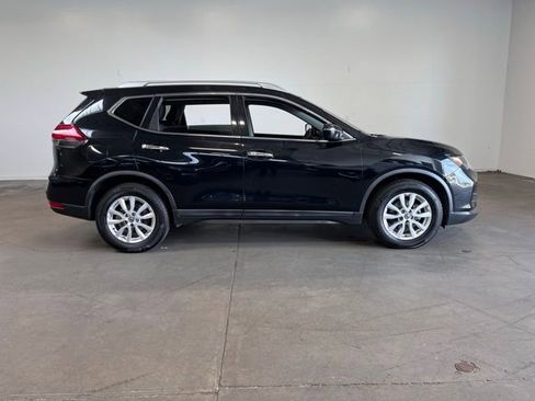 Used 2020 Nissan Rogue SV image 2
