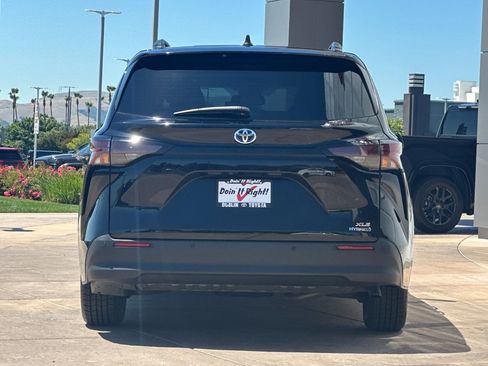 Used 2023 Toyota Sienna XLE FWD image 5