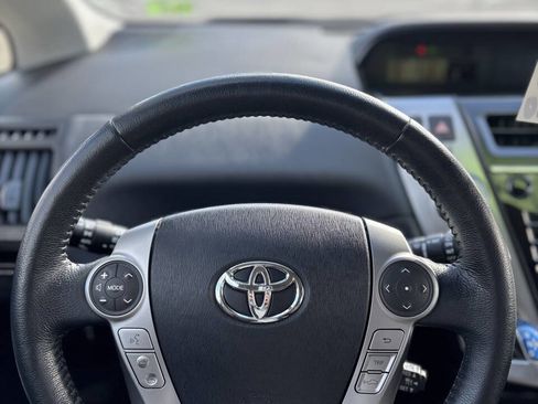 Used 2017 Toyota Prius V Five image 13