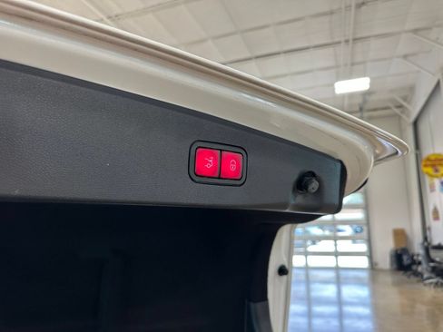 Used 2014 Mercedes-Benz E 350 Sedan image 40
