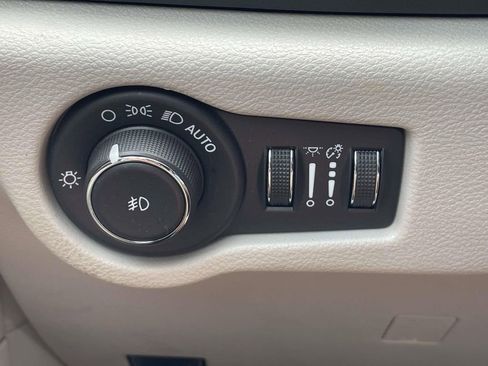 Used 2024 Chrysler Pacifica Touring-L FWD image 22