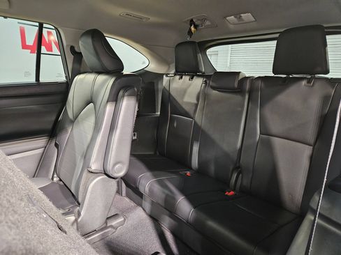 Used 2025 Toyota Highlander XLE AWD/4WD image 38